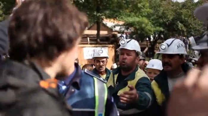 Remus Cernea a fost agresat de manifestantii pro minerit in Rosia Montana. Alaturi de el, au mai fost agresati si Tica Darie si doi germani