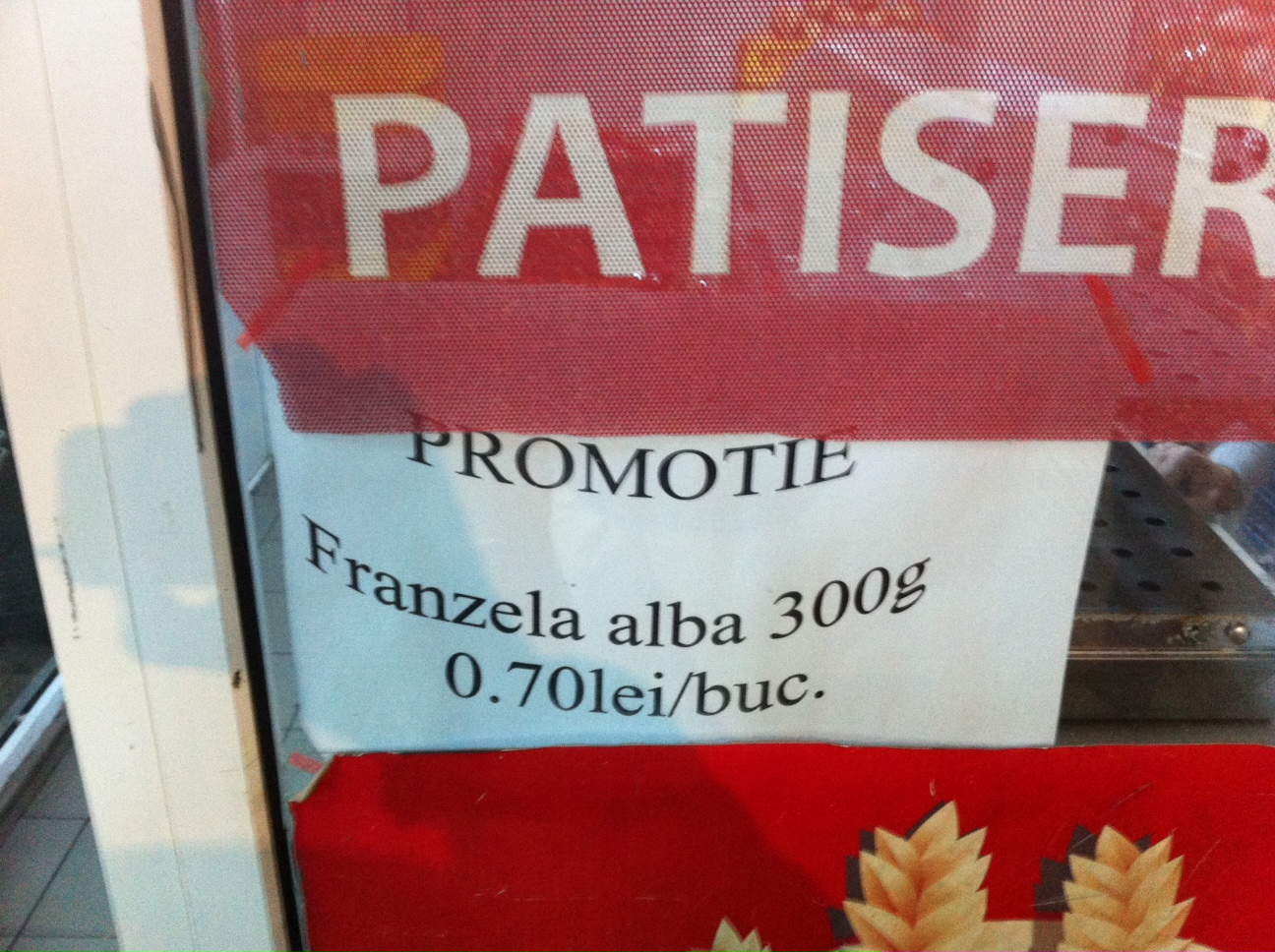 Pe platoul halelor centrale din ploiesti a aparut un magazin care aparent speculeaza o promotie la paine. In realitatea pretul scazut al painii se datoreaza scaderii tva-ului