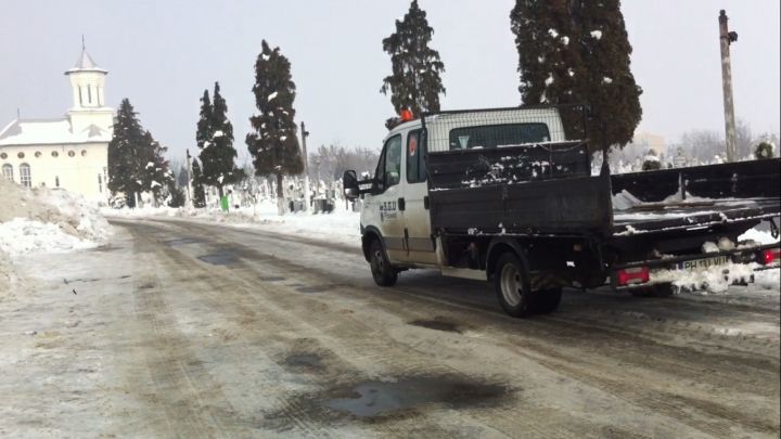 zapada depozitata ilegal in curtea cimitirului mihai bravu ploiesti
