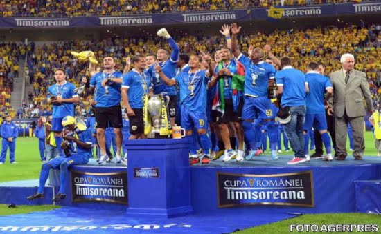 Astra şi Petrolul joacă diseară pentru un bilet de acces în finala Cupei României şi pentru premiul de 20.000 de euro de om dacă se ia trofeul. Astra şi Petrolul se luptă diseară pentru un singur loc în finala Cupei României, dar şi pentru premii de zeci de mii de euro.