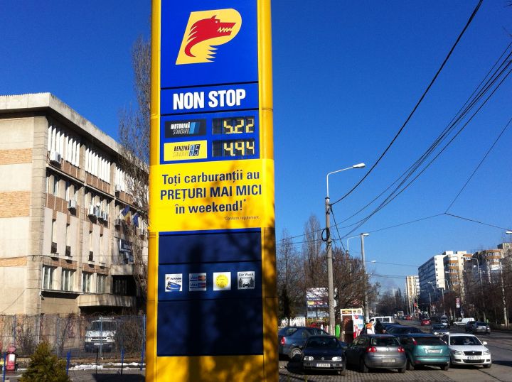 Căderea prețului petrolului a început să fie resimțită și la stațiile peco din Ploiești. Deși mai târziu cu câteva zile față de benzinăriile din București, la stațiile de alimentare din Ploiești au început să fie afișate prețuri de sub 5 lei/litru la benzină.