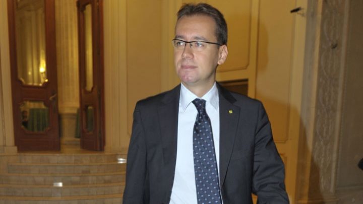Procurorii anticorupţie au extins urmărirea penală în cazul lui Tudor Chiurariu, acuzându-l că i-a cerut 3 milioane de euro lui Gheorghe Paltin Sturdza pentru a obţine pentru acesta din urmă, prin traficarea influenţei asupra unor funcţionari, un teren de circa 6.000 de hectare de pădure.