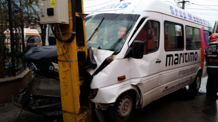 Un accident rutier în care au fost implicate un autoturism şi un microbuz s-a produs, luni dimineaţa, la intersecţia străzilor Nicolae Iorga şi Mihai Viteazu. 21 de persoane au fost rănite.
