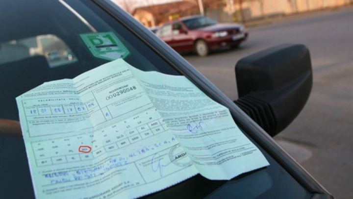 1000 de euro pe an, atat au ajuns sa le ceara tinerilor soferi unele companii de asigurari pentru o polita obligatorie RCA la o Dacie Logan. Ca sa dea mai putin, unii isi trec masinile pe numele parintilor, fratilor mai mari sau bunicilor.