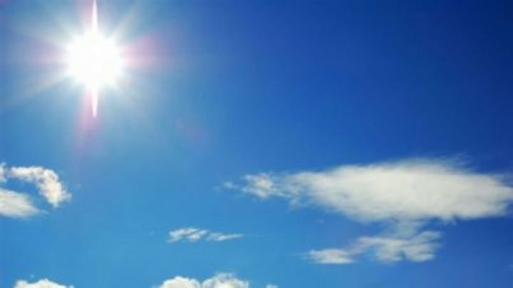 Estimările sezoniere sunt realizate de către Centrul European pentru prognoze pe medie durată (ECMWF) de la Reading, Anglia şi au un grad de realizare de aproximativ 60%. Este estimată distribuţia temperaturilor medii lunare, precum şi distributia cantităţilor lunare de precipitaţii, iar fenomenele extreme cu o durată scurtă de manifestare nu pot fi prognozate cu ajutorul acestui produs.  MARTIE  Temperatura aerului va avea, în general, valori apropiate de mediile multianuale în regiunile sud-estice şi sudice şi sub normalul perioadei în restul teritoriului.  Cantităţile lunare de precipitaţii vor fi excedentare în cea mai mare parte a ţării.  APRILIE  Valorile termice vor fi apropiate de mediile climatologice în sud-estul ţării şi se vor situa sub normalul perioadei în restul regiunilor.  Cantităţile lunare de precipitaţii vor fi apropiate de mediile multianuale, cu o tendinţă de excedent în centrul şi nordul ţării.  MAI  Temperatura aerului va fi apropiată de normalul climatologic în sud-est şi local în sudul şi vestul ţării, iar în celelalte regiuni va avea valori sub mediile multianuale ale perioadei.  Cantităţile lunare de precipitaţii vor fi excedentare în cea mai mare parte a ţării, exceptând regiunile sud-estice şi sudice, unde se vor situa, în general, în apropierea mediilor multianuale.  Sursa: romanialibera.ro