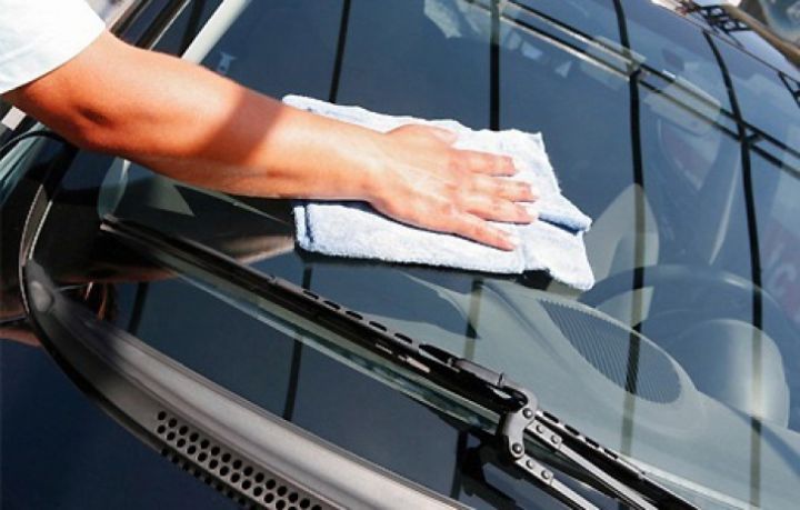 Pentru situaţiile în care o piatră ciobeşte parbrizul maşinii tale, există o soluţie simplă care te scuteşte de înlocuirea completă a geamului, scrie automarket.ro.