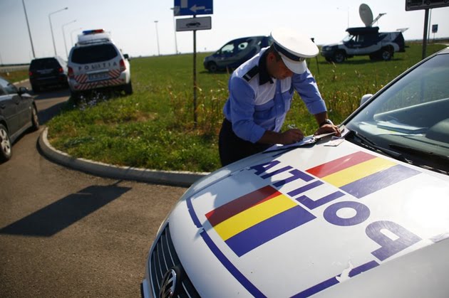 Persoanele care şi-au vândut maşina riscă să primească acasă amenzi pentru neplata rovinietei dacă noul proprietar nu anunţă la Poliţie, în 30 de zile, transmiterea dreptului de proprietate. Singura variantă pe care o au la dispoziţie cei care s-au trezit amendaţi chiar dacă nu mai au autoturism este să solicite în instanţă anularea proceselor verbale, în 15 zile de la primirea acestora.