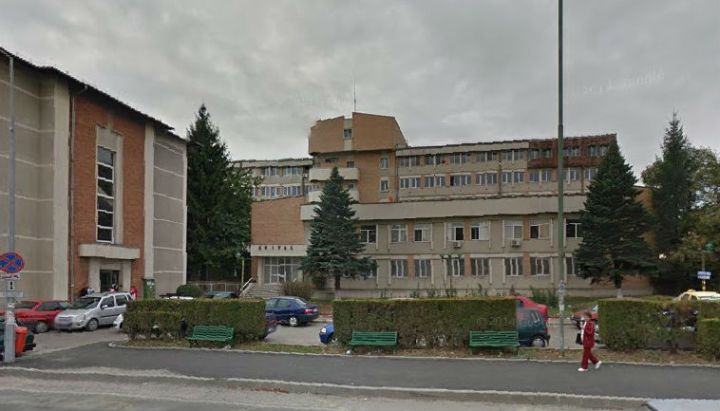 Policlinica Spitalului Municipal Câmpina a intrat, începând de astăzi, într-un amplu proces de renovare care va dura până la sfârșitul anului. Pe perioada lucrărilor, o parte dintre cabinetele medicale, dar și Triajul au fost mutate în aripa dinspre cinematograf sau în clădirea din strada Vasile Alecsandri (lângă Pompieri).