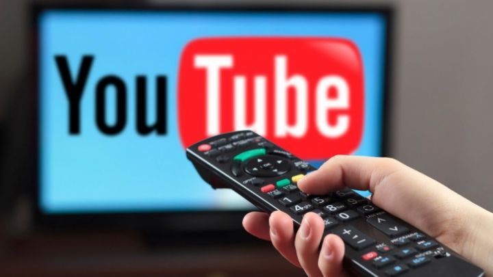 Te-ai săturat de programele clasice de la TV? Vrei să vezi numai ce îţi place şi când vrei tu? Intră pe Youtube, acolo unde vei găsi tot ceea ce interesează. Iar dacă n-ai un televizor inteligent, îl poţi transforma pe al tău cu un gadget ieftin şi deştept, pe care să-l controlezi cu telefonul sau tableta.
