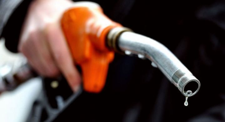 Benzina vândută sub formă de combustibil de motor este, de obicei, o mixtură de diferite hidrocarburi lichide. Aditivi speciali sunt amestecaţi cu benzina, pentru a o face să ardă mai bine.