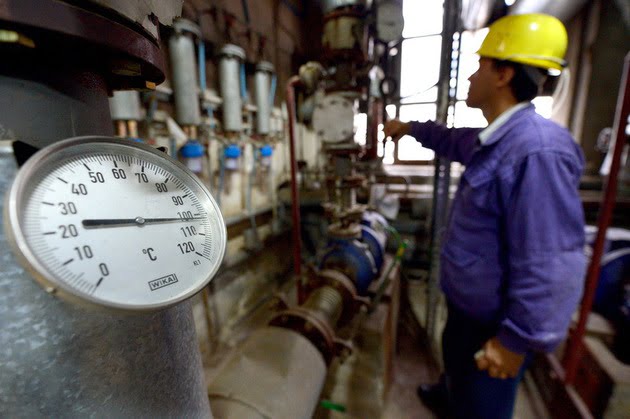 Primăria Ploiești și Consiliul județean Prahova ar putea accesa fonduri uriașe de la bugetul de stat pentru modernizarea sistemului de producere, transport şi distribuţie a energiei termice, dacă ar accesa Programul guvernamental ''Termoficare - căldură şi confort''. În ultimii nouă ani, cât a funcționat programul, nimănui din Casa Albă nu i-a păsat de această oportunitate.