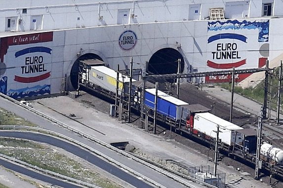 Un imigrant sudanez a fost arestat după ce a reuşit să străbată pe jos tunelul care străbate Canalul Mânecii, din Franţa în Marea Britanie, potrivit Reuters.