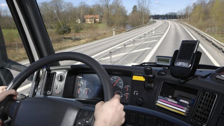 Codul rutier conține câteva prevederi curioase, care, odată încălcate, aduc sancțiuni șoferilor indisciplinați. Astfel, condusul prea încet sau pornirea de pe loc a unui autovehicul cu ușile deschise constituie contravenții și se pedepsesc cu amenzi.