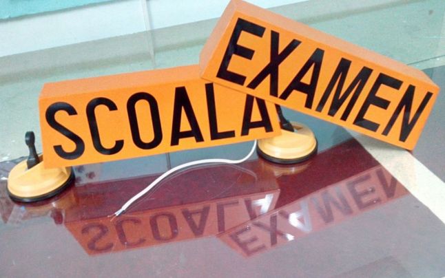 Emoţiile, prudenţa exagerată, dar, uneori, şi teama de examinator îi determină pe mulţi dintre candidaţii la examenul pentru obţinerea permisului de conducere să comită greşeli de nepermis atunci când susţin proba practică.