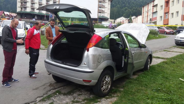 Apar informații noi legate de mașina cu care Epaminonda Burchel, principalul suspect al crimei de la Ilfov, a fugit de la locul faptei si care a fost descoperită în această dimineață pe o stradă din Bușteni. 