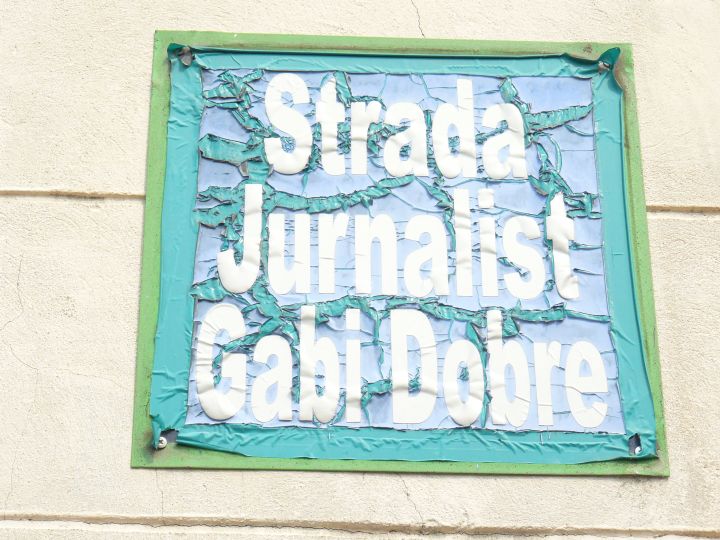 Printre cei 86 de cetăţenii de onoare ai municipiului Ploieşti se află, la poziţia 49, şi un jurnalist, singurul de altfel. Este vorba de prietenul meu Gabi Dobre, pe vremea când eram colegi la acelaşi trust de presă - eu, director la Jurnalul de Prahova, iar el realizator TV la Antena 2 Ploieşti, în anii 1999-2000.