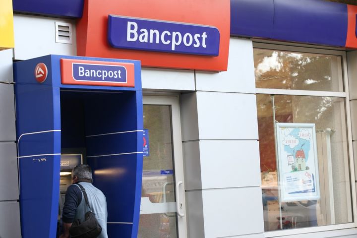 Potrivit preşedintelui Autorităţii Naţionale pentru Protecţia Consumatorilor, în cazul Bancpost au foat analizate mai mule plângeri venite din partea clienţilor şi legate de modul în care au fost calculate dobânzile în două situaţii.  În primul caz, au existat cinci reclamaţii potrivit cărora contractele au avut prevăzut, încă de la momentul semnării, faptul că dobânda se va calcula în în funcţie de un indice de referinţă verificabil şi o marjă fixă. Cu toate acestea, banca a ales să precizeze în cadrul contractului că întreaga rată a valorii dobânzii se majorează cu 0,5 puncte procentuale sau 0,25 puncte procentuale, în funcţie de tipul contractului.  "Pentru această faptă, operatorul financiar bancar a fost sancţionat contravenţional în conformitate cu legea care priveşte practicile incorecte şi s-a emis o decizie a comisarului şef prin care s-a dispus instituirea procedurilor legale corespunzătoare pentru încetarea precticilor", a spus Marius Dunca.  Acesta a afirmat că, ulterior, banca a eliminat procentele de 0,5 sau 0,25 la sută din formula de calcul a dobânzii şi a restituit deja celor cinci reclamanţi o sumă totală de 22.669,74 de franci elveţieni.  În plus, în portofoliul existent al băncii au fost găsite alte 395 de contracte similare, care vor fi analizate în mod individual, urmând ca banca să renegocieze condiţiile contractuale cu fiecare client.  În cea de-a doua situaţie, inspectorii ANPC au analizat modul în care reprezentanţii Bancpost au conceput contractele legate de "condiţiile speciale de creditare" pentru clienţii cu probleme finaciare generate de deprecierea leului în raport cu francul elveţian.  Marius Dunca a dat ca exemplu cazul unui reclamant care a solicitat băncii o perioadă de restructurare. Directorul ANPC a explicat că între consumator şi bancă a fost încheiat un act adiţional prin care "timp de 365 de zile de la data reeşalonării rata dobânzii este fixă, de 4,30 la sută pe an, iar după expirarea celor 365 de zile marja fixă va fi în valoare de 7,65 la sută pe an".  Dunca susţine însă că prin contractul semnat iniţial de către părţi s-a stabilit ca dobânda aplicată creditului să fie variabilă în funcţie de un indice de referinţă care ia în calcul fluctuaţia înregistrată de francul elveţian în raport cu leul la un interval de şase luni şi o marjă fixă de 7,15 la sută, iar prin actul adiţional de reeşalonare banca a mărit nejustificat marja până la valoarea de 7,65 la sută.  Preşedintele ANPC a precizat că s-a dispus "instituirea procedurilor legale corespunzătoare pentru încetarea practicilor", iar banca a achitat deja 1.638,48 de franci elveţieni. În portofoliul băncii au fost găsite, potrivit lui Marius Dunca, 185 de contracte cu acte adiţionale de acest gen.  În ceea ce priveşte Credit Agricole Bank, Marius Dunca a spus că ANPC a analizat o reclamaţie depusă de către o persoană la Comisariatul pentru Protecţia Consumatorilor Regiunea Bucureşti - Ilfov legată de unele comisioane percepute pentru acordarea unui împrumut de nevoi personale.  Dunca a arătat că inspectorii au constatat în cazul unui credit încheiat în iulie 2010 că, deşi în contract la capitolul Caracteristici de credit este menţionat un comision de gestionare a creditului, se menţionează un procent de 0,2 la sută, iar la capitolul taxe şi Comisioane se menţionează că împrumutatul va plăti lunar băncii un comision de gestionare calculat ca procent din soldul lunar al creditului, care se va achita în fiecare lună, conform graficului de rambursare, fără ca acest comision să fie definit în vreun fel.  În plus, în acelaşi contract, clientului îi este perceput şi un comision de analiză de 3,5 la sută, sumă care se reţine automat din suma împrumutată.  "Deoarece valoarea comisionului de analiză a dosarului este calculată ca procent din suma creditată, consumatorul este obligat să achite dobânda pentru toată perioada de creditare, fără ca, la momentul încheierii contractului, acesta să poată plăti comisionul din surse proprii, ceea ce reprezintă o practică comercială incorectă", a explicat Marius Dunca.  Conform ANPC, banca va trebui să returneze banii încasaţi ilegal şi a fost amendată cu 20.000 de lei.