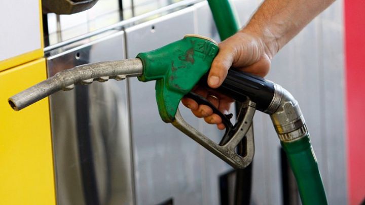 Reprezentanţii unei benzinării din Miercurea Ciuc au fost amendaţi cu 10.000 de lei din cauza unei pompe de alimentare la care contorizarea carburantului şi a sumei de plată se făcea greşit.