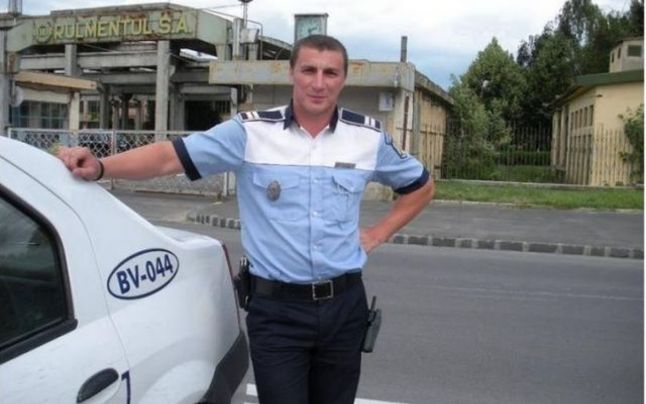 Un om inteligent nu te va şicana niciodată în trafic, cel puţin nu intenţionat. Poate greşi, poate fi o clipă de neatenţie sau orice alt motiv. Omul deştept te va face să întelegi că îţi cere scuze, va pune în funcţiune avariile, te va saluta (fără să ridice ambele mâini de pe volan, că iar naştem polemici). Poliţistul plin de umor revine cu o postare care te face să râzi cu la... Marian Godina, poliţistul plin de umor de la circulaţie, a revenit cu o nouă postare pe facebook. Acum descrie într-un mod cu totul amuzant ce poţi să păţeşti dacă eşti şicanat în trafic şi decizi să răspunzi cu aceeaşi monedă. Cel mai bun sfat este să ne vedem de treabă şi să nu ne coborâm la nivelul celui care face pe pilotul în trafic. 