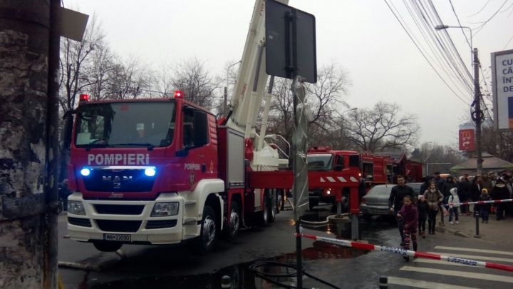 Ieri, pompierii au intervenit pentru stingerea unui incendiu izbucnit într-un apartament din cartierul Republicii. Cauza probabilă a incendiului a fost un scurt-circuit produs la o mașină de spălat rufe. 