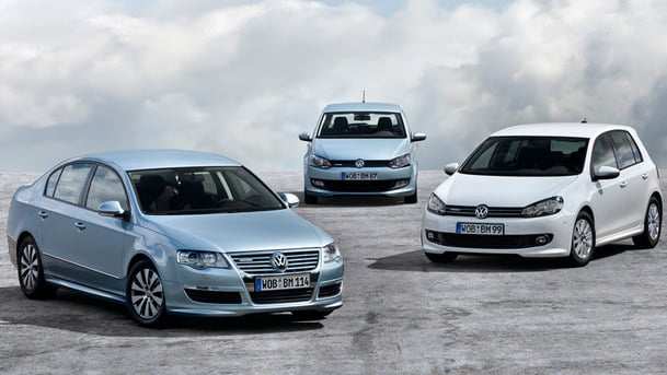 Scandalul Dieselgate ar putea atrage de la sine o scădere a pieţei auto second hand, spun experţii români. Preţul autoturismelor din grupul Volkswagen ar putea scădea chiar şi cu 10 la sută. Peste 100 de mii de maşini marca Audi, Volkswagen, Seat şi Skoda vor fi chemate în service urile din România, după ce au fost identificate că au instalate softuri care păcălesc testele de poluare. Toţi clienţii Volkswagen, inclusiv românii, pot verifica pe internet dacă maşina lor este din lotul cu probleme. Embed:  O simplă accesare a site-ului Volkswagen îi poate lămuri pe români dacă deţin sau nu una din maşinile care au softul ce trişează testul de poluare. Într-un chenar creat special în urma scandalului este introdusă seria de şasiu. Rezultatul este afişat pe loc. Dacă autoturismul are probleme, proprietarul este sfătuit să meargă într-o reprezentanţă Volkswagen. În caz contrar, posesorul maşinii este anunţat că autovehiculul său nu este vizat de nicio măsură.  În România, peste 100 de mii de maşini ar putea ajunge în service-uri pentru a fi verificate. Este vorba despre 59.382 de mașini Volkswagen, 24.122 de automobile Skoda, 19.445 de mașini Audi și 2.354 de automobile Seat.  Scandalul Volkswagen ar putea afecta direct vânzarea maşinilor second hand, spun specialiştii. Cu toate acestea, diferenţa de preţuri nu va fi uriaşă.  „Nu mă aştept la scăderi de vânzări marca Seat, Volkswagen la mâna a doua, cu mai mult de 10 la sută”, spune Adrian Mitrea, specialist auto.  Românii care vând maşini la mâna a doua speră să nu piardă prea mulţi bani în urma negocierilor.  În cazul unui autoturism Volkswagen Passsat din 2013, cu peste 130 de mii de kilometri la bord, vânzătorul recunoaşte că mai poate lăsa la preţ. Preţul cerut iniţial este de aproape 7.000 de euro.  Experţii cred că maşinile noi vândute de Volkswagen nu vor avea prețuri reduse substanțial.  „Volkswagen nu va risca să se culpabilizeze şi mai mult, eventual promoții usoare”, spune Adrian Mitrea.  În România, cu o lună înainte de izbucnirea scandalului Volkswagen, piaţa auto era dominată de mărcile colosului german. Între-o singură lună, peste 10 mii de maşini noi au fost înmatriculate.  Registrul Auto Român a decis să nu mai elibereze cărţi de identitate pentru maşinile noi aflate pe stoc ce urmau să fie vândute în România.