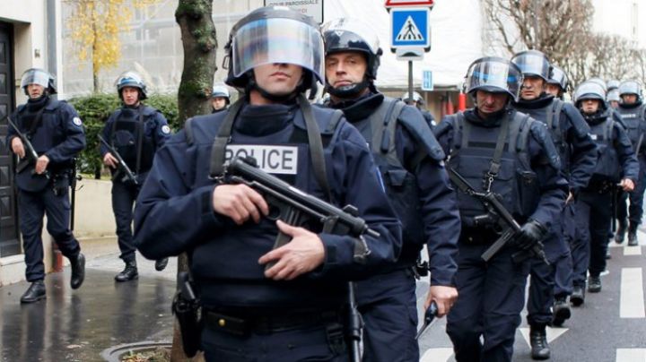 Mai multe focuri de armă s-au auzit, miercuri dimineaţă, pe străzile din nordul Parisului, în Saint Denis. Oamenii au fost sfătuiţi să nu iasă din case. Potrivit postului de televiziune francez BFMTV, mai mulţi poliţişti au fost răniţi. O sursă din cadrul poliţiei a declarat că doi dintre polițiști ar fi decedat, informează AFP. Presupusul organizator al atentatelor de vineri seara, de la Paris, Abdelhamid Abaaoud, ar fi ţinta asaltului. O femeie s-a aruncat în aer. În asaltul asupra teroriștilor sunt implicați 50 de polițiști.