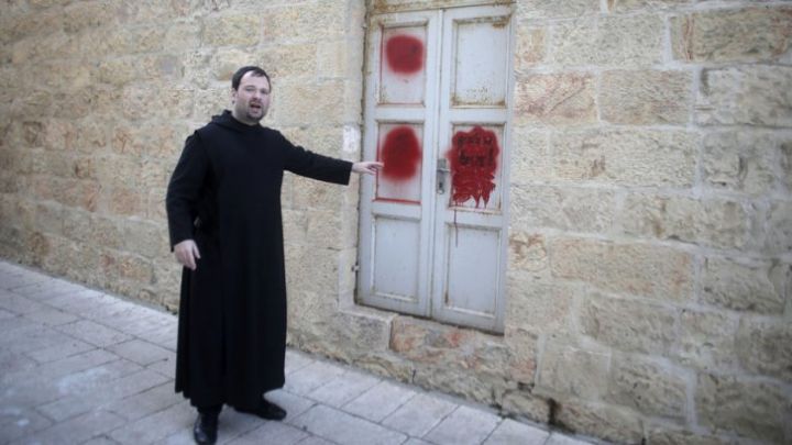 Noi tensiuni religioase în Oraşul Sfânt: o mănăstire creştină din Ierusalim a fost vandalizată de extremiştii evrei, potrivit RT.com.