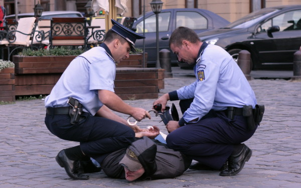 incatusat-de-politisti.jpg