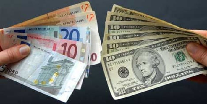 foto-ce-curs-au-afisat-astazi-casele-de-schimb-valutar-pentru-euro-si-dolar-1424160495.jpg
