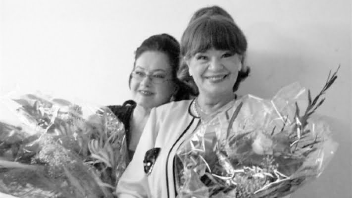 stela_popescu_si_cristina_stamateprc_2c_dupa_o_reprezentatie_la_roma_cu_buchete_de_flori_ce_alcatuiau_tricolorul_55837_06830000.jpg