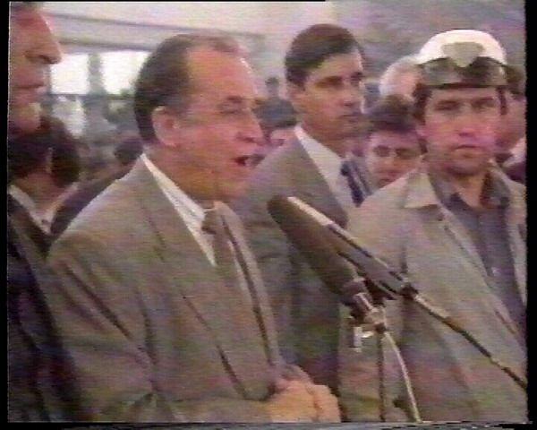 iliescu-multumind-minerilor.jpg