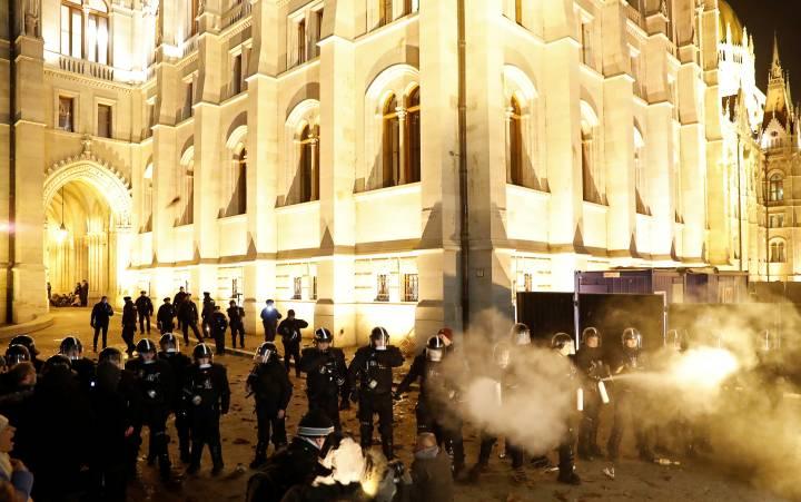 2018-12-12T210157Z_1283125819_RC11318BC740_RTRMADP_3_HUNGARY-PROTEST.jpg