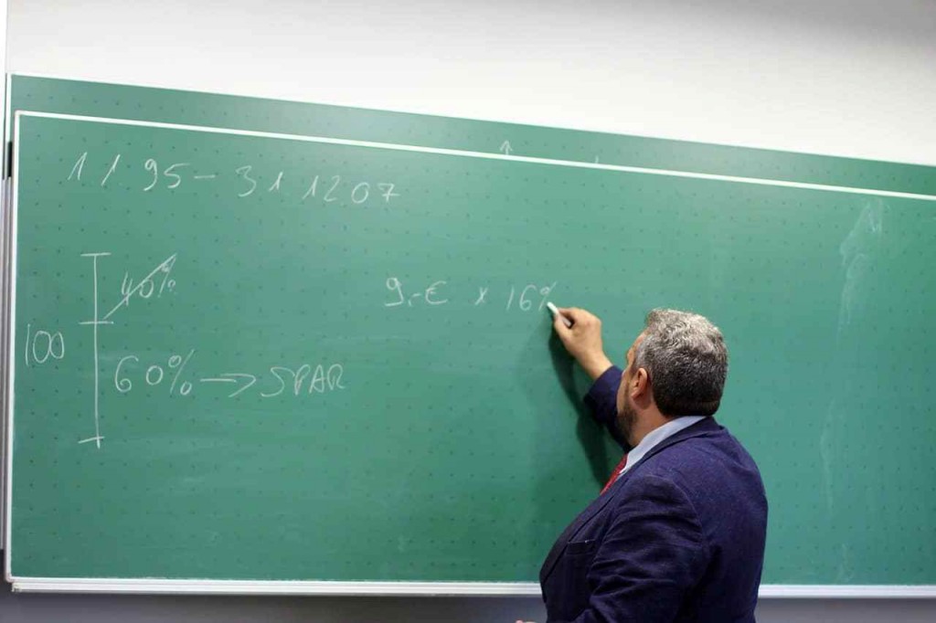 teacher-2454399_1280_40f15.jpg