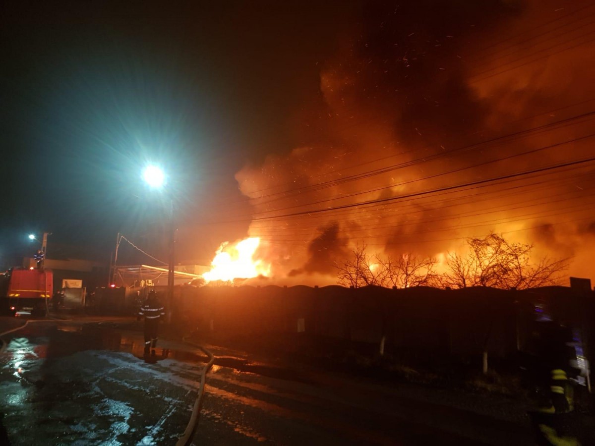 incendiu-fabrica-urlati-saltele-pompieri_331e5.jpg