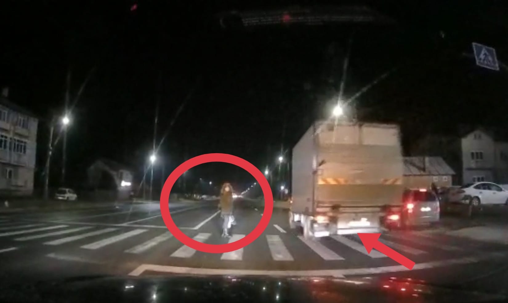 VIDEO: Cum să NU conduci în apropierea trecerilor pentru pietoni! Atenția celei care traversa regulamentar i-a salvat viața
