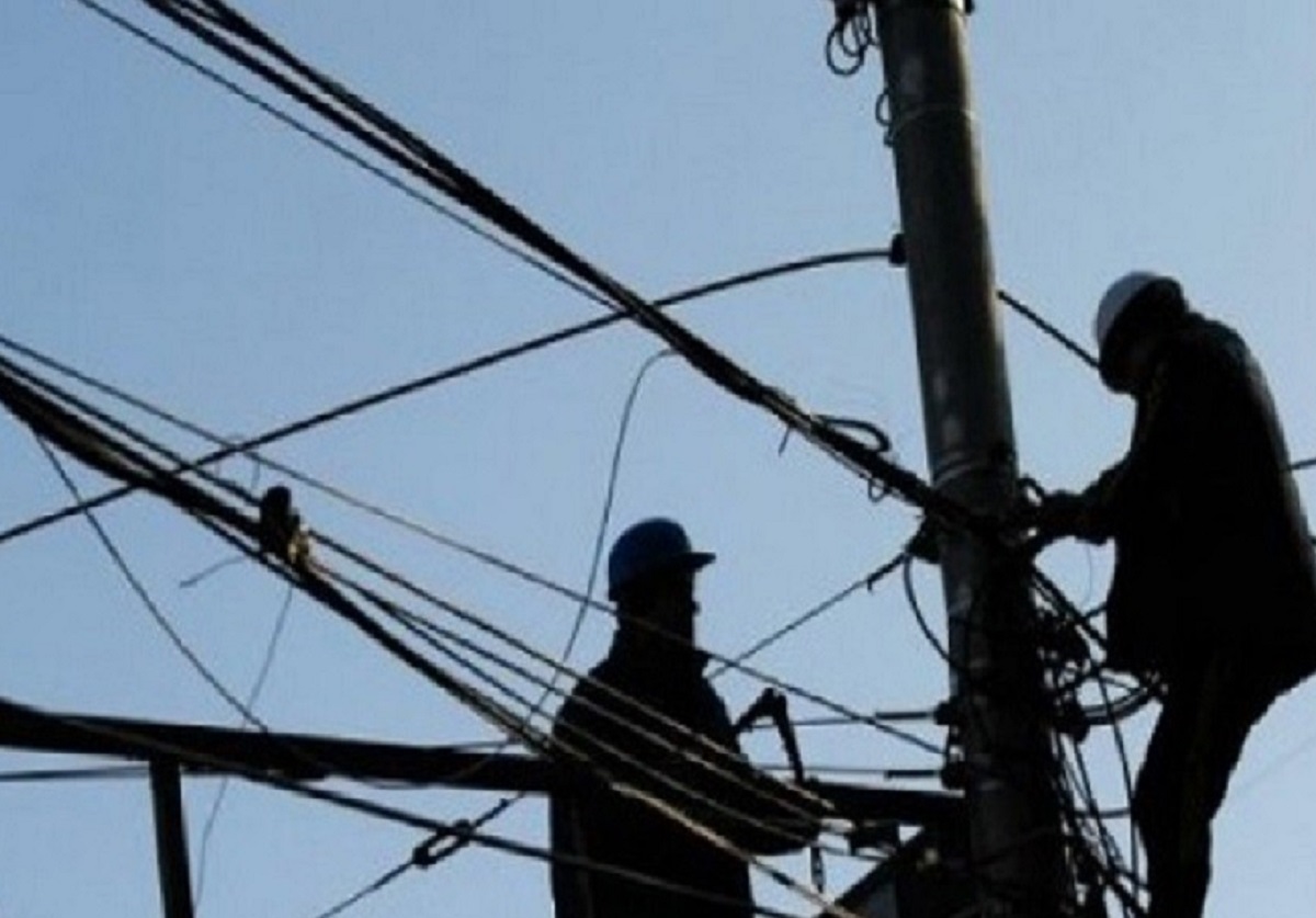 Sute de locuitori din Țânțăreni, fără curent electric. Avarie fără termen de remediere