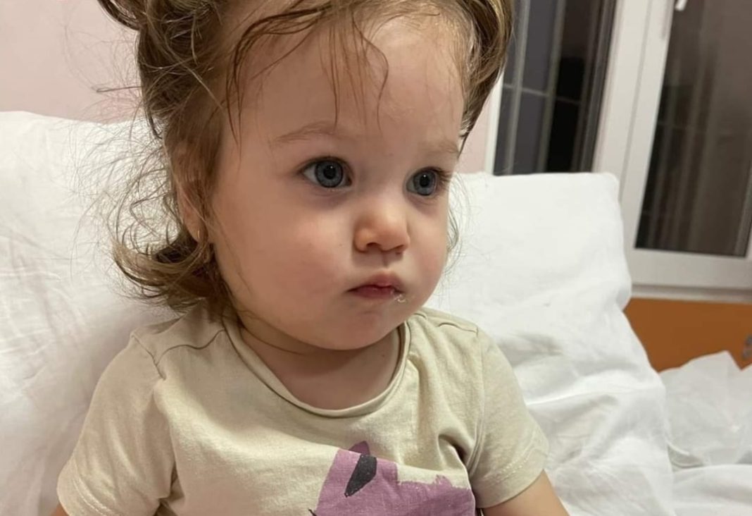 La bambina di Ploieștean, Darya Theoris, che ha la leucemia, ha sensibilizzato centinaia di persone.  Tutti vogliono che la bambina sia di nuovo sana