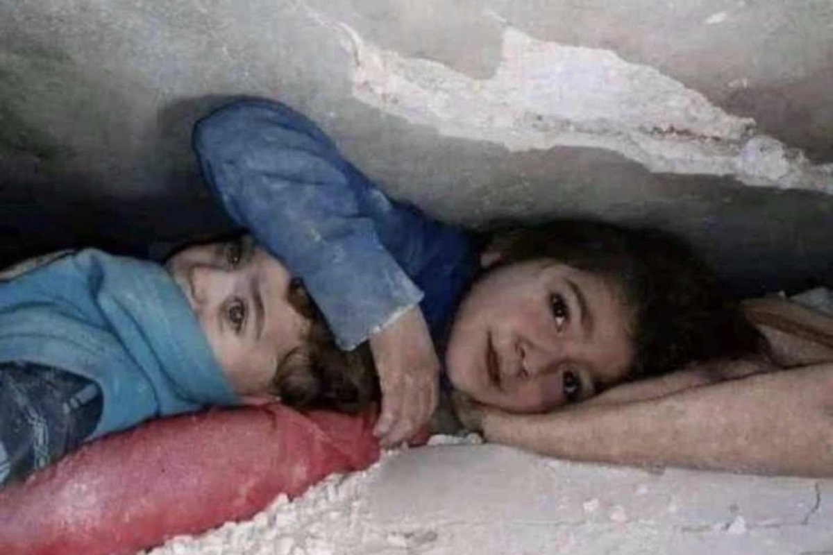 Fotografie devenită virală pe internet: O fetiță de 7 ani din Siria și-a protejat fratele mai mic sub dărâmături