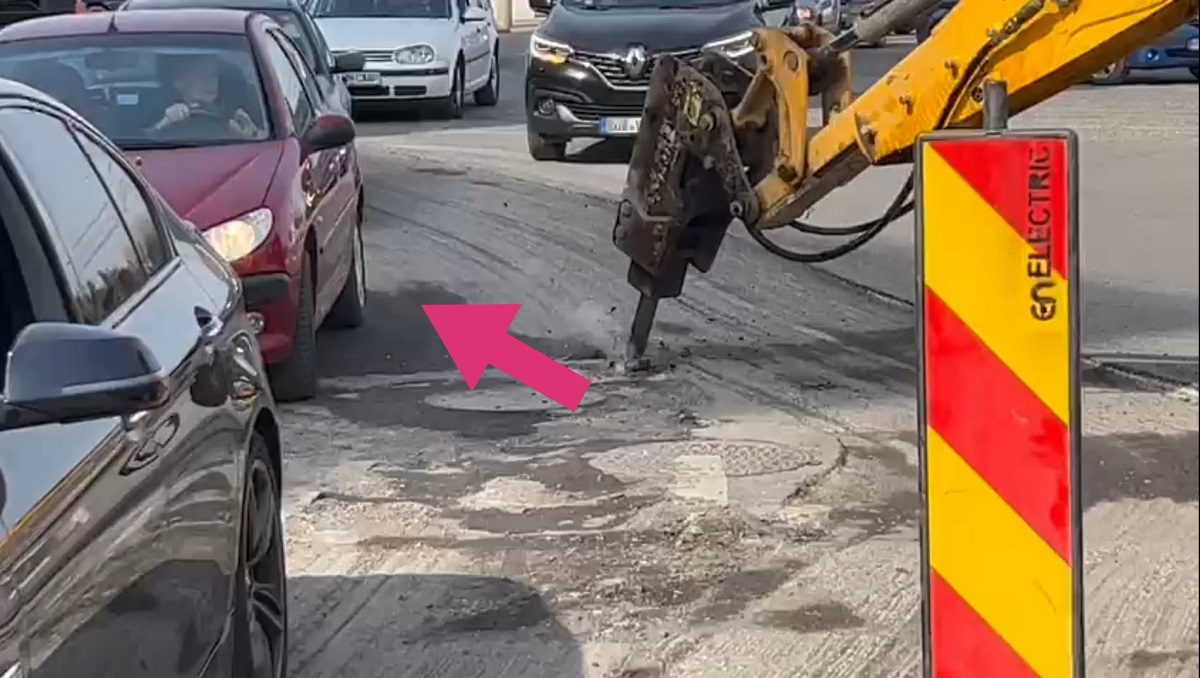 Dorel trage cu pietricele în mașinile din Ploiești. Video – Primăria reabilitează carosabilul dar strică mașinile
