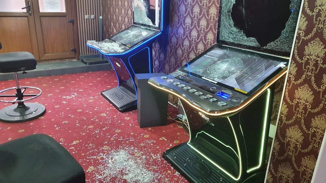 Cinci aparate au fost distruse intr-o sala de jocuri de noroc din Ploiesti