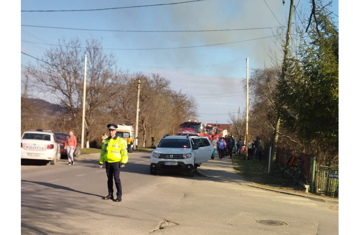 Incendiu la o casă din Breaza. Focul s-a extins și la o altă locuință – FOTO/VIDEO