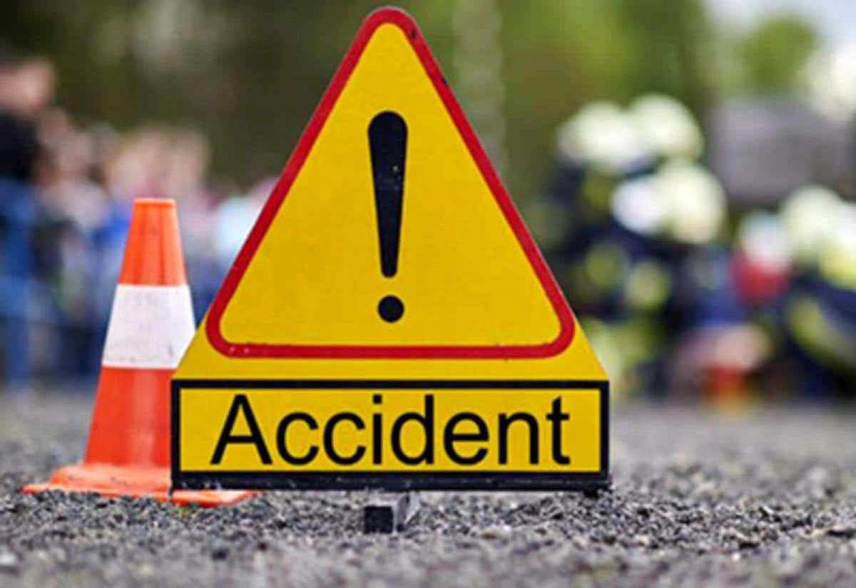 Accident la Stoenești: un bărbat beat a intrat cu mașina într-un copac