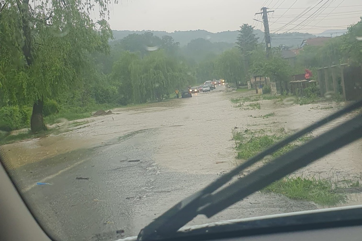 Cod portocaliu de inundații în Prahova. Avertizare INHGA
