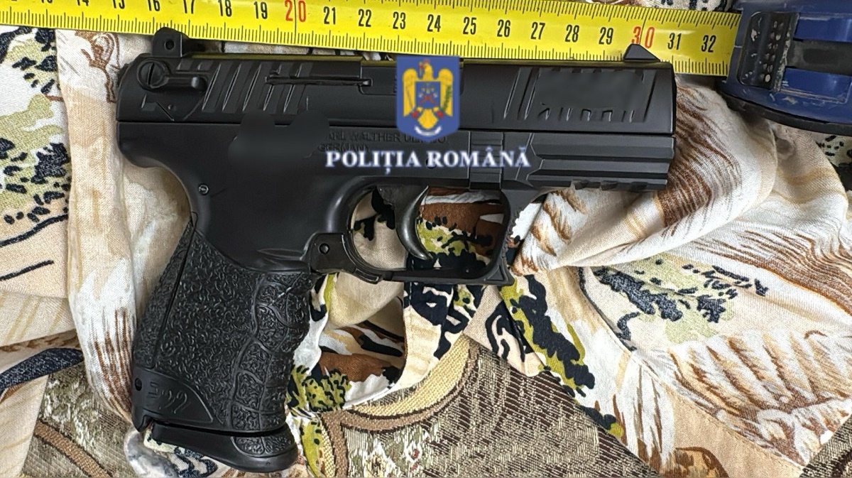 Polițist în uniformă cu pistol airsoft, intervenție în Oradea