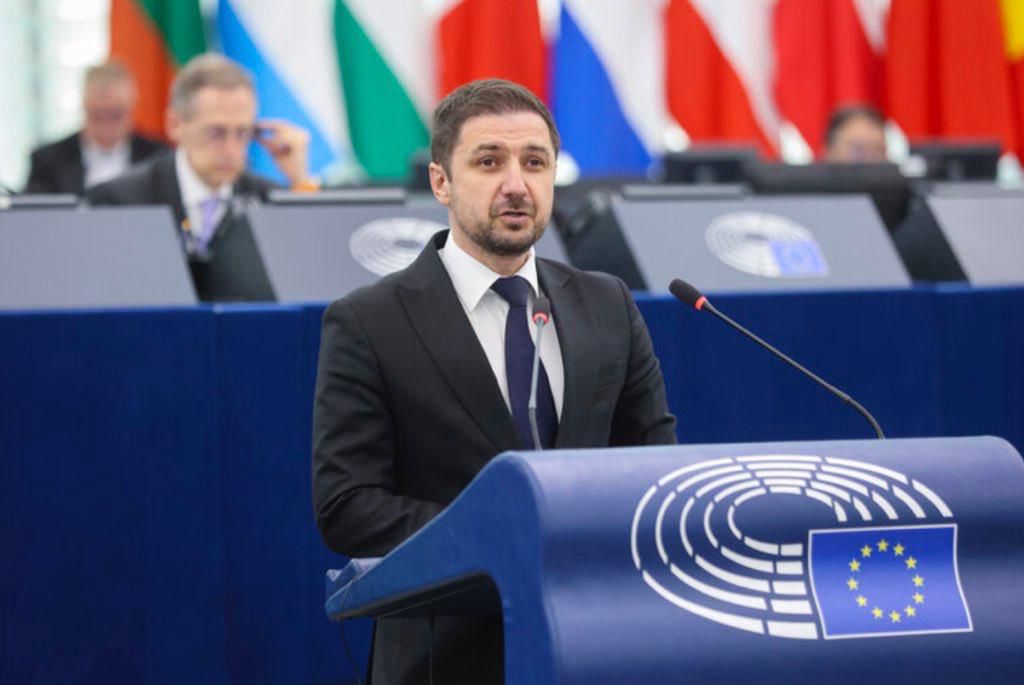 Eurodeputatul prahovean Adrian Axinia (ECR) vrea încurajarea achiziționării tuturor tipurilor de tir-uri, nu doar a celor electrice