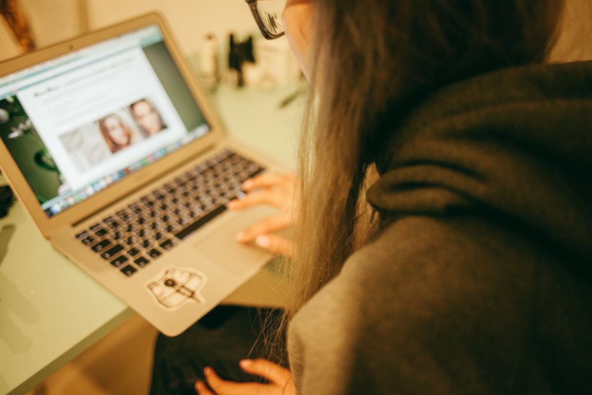 Cum trebuie protejate fetele de hărțuitorii online