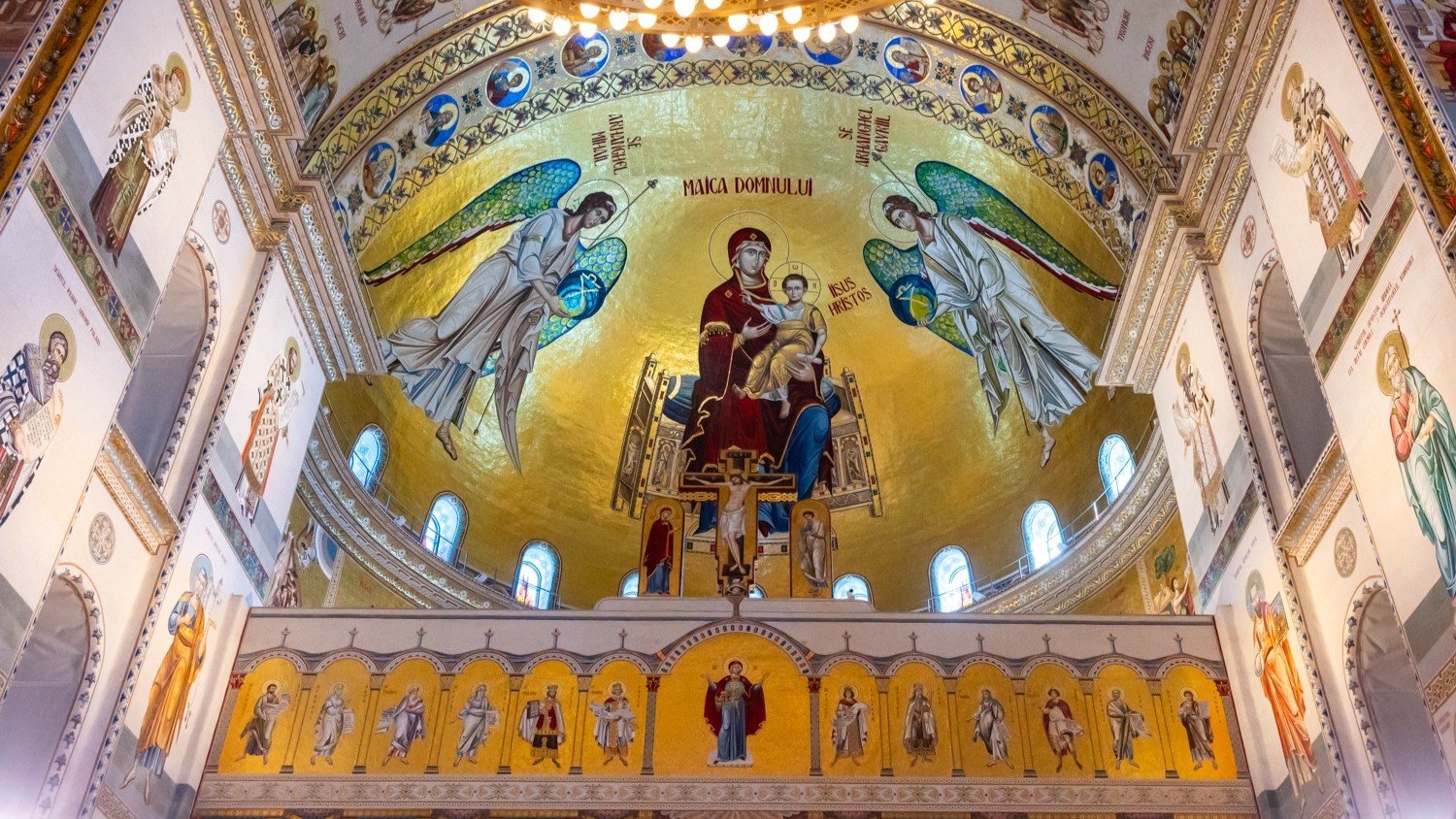 Cum afli cât de mare este coada de la Catedrala Națională