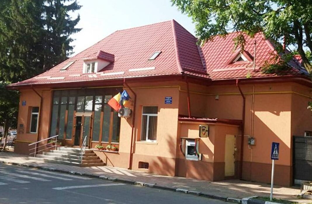 Șefii de promoție de la școlile din Filipeștii de Pădure, premiați cu laptopuri de Primărie