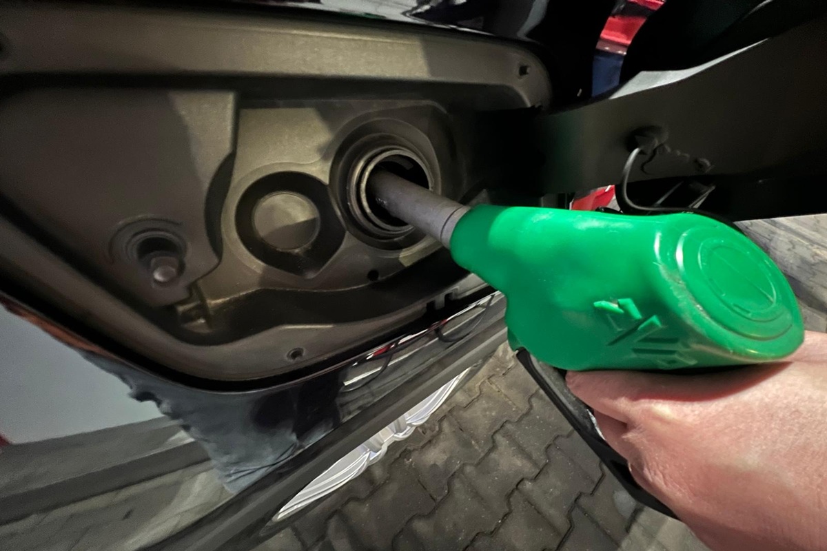 Ilie Bolojan: Guvernul nu poate controla prețul carburanților
