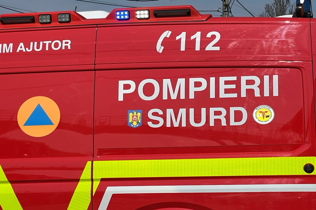 Mai multe mașini de pompieri, prezente la Sala Polivalentă din Blejoi. Care este motivul